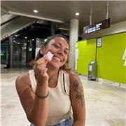 Sono molto solare e aperta, aiutare mi gratifica tanto.